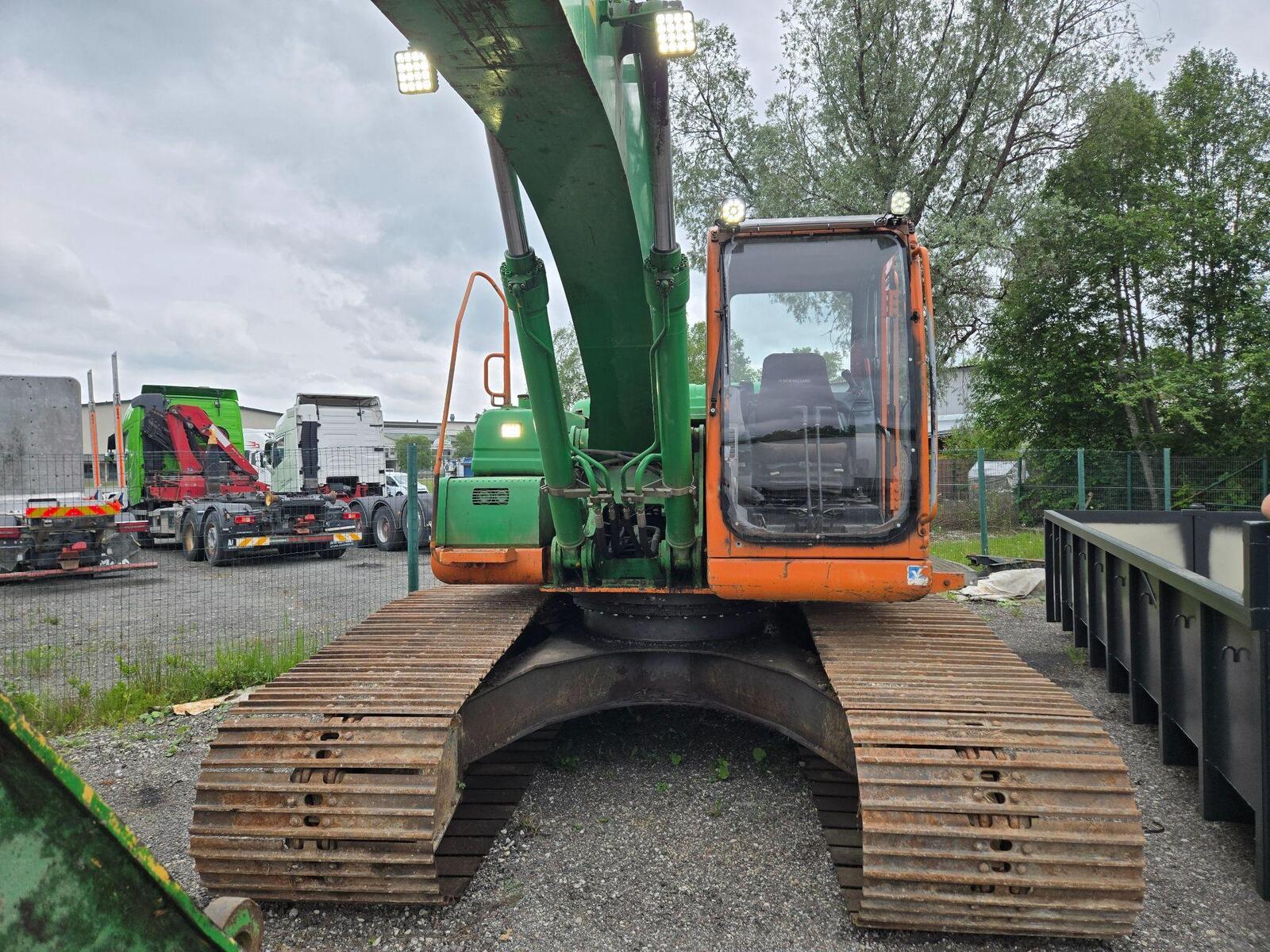 Kobelco E215B, photo 4/10