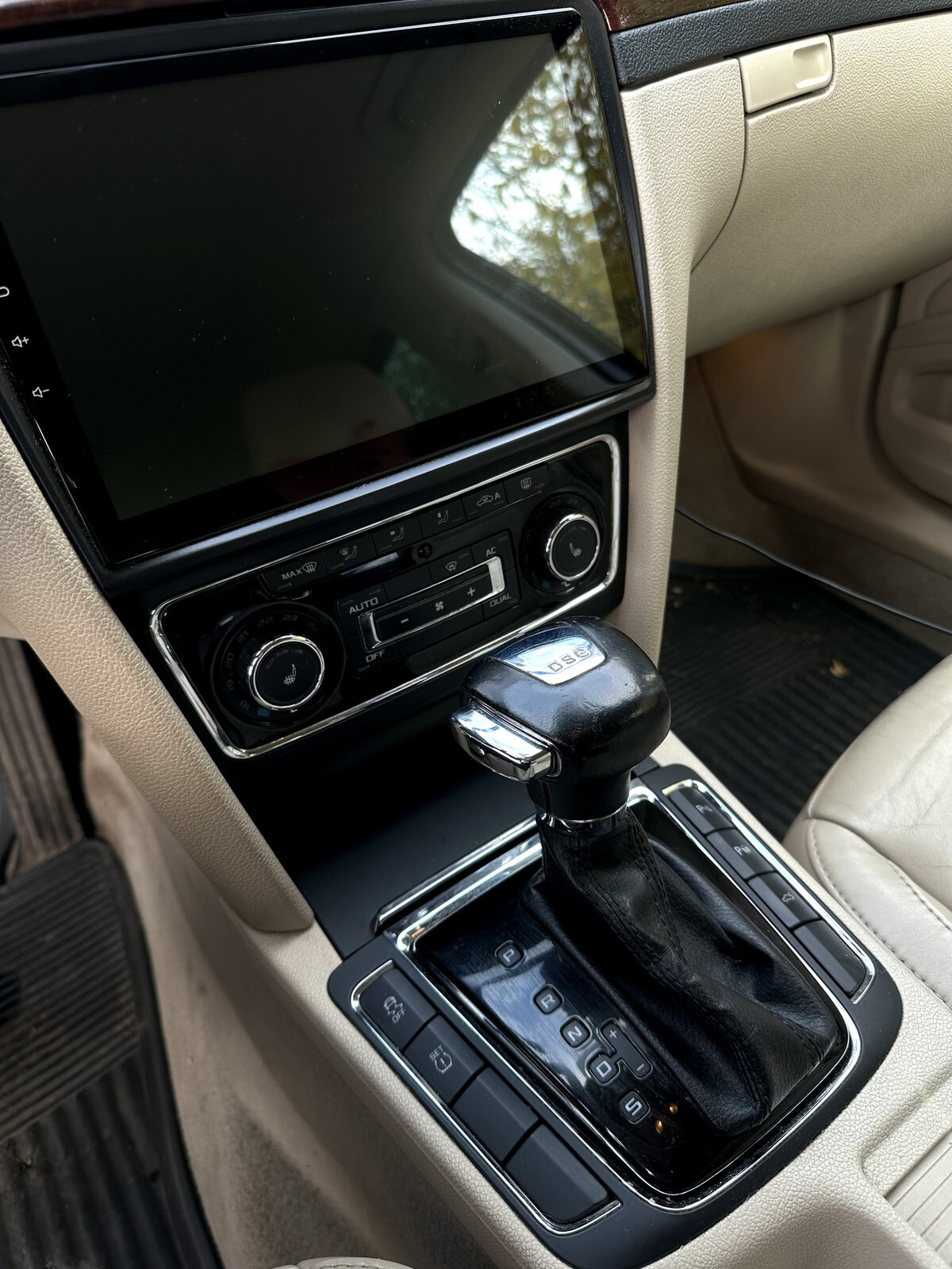 Škoda Superb 2011, photo 6/10