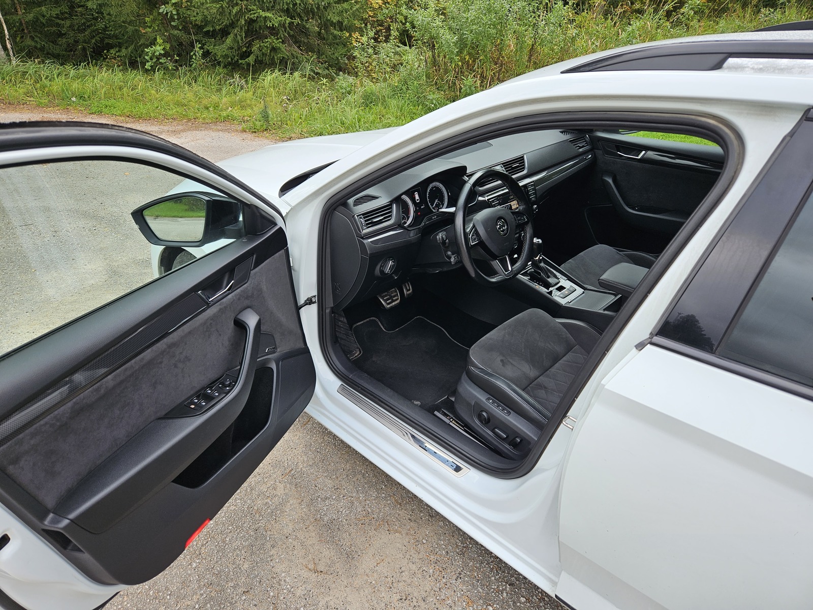 Škoda Superb 2017, photo 7/12