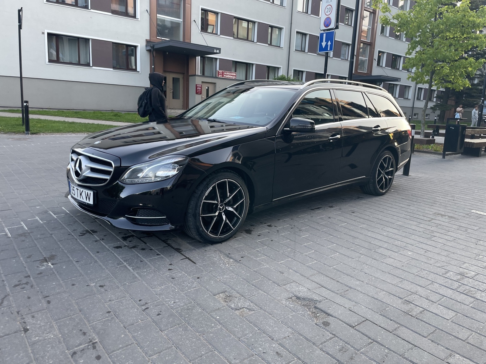 Mercedes-Benz E 200 2014, kuva 2/8