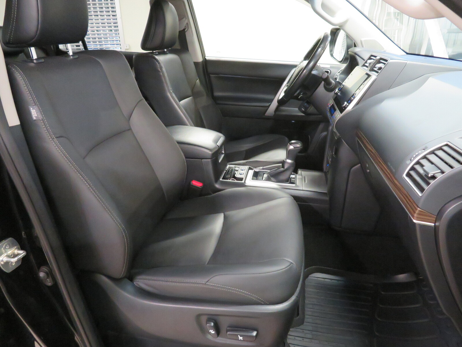 Toyota Land Cruiser 2023, photo 4/11