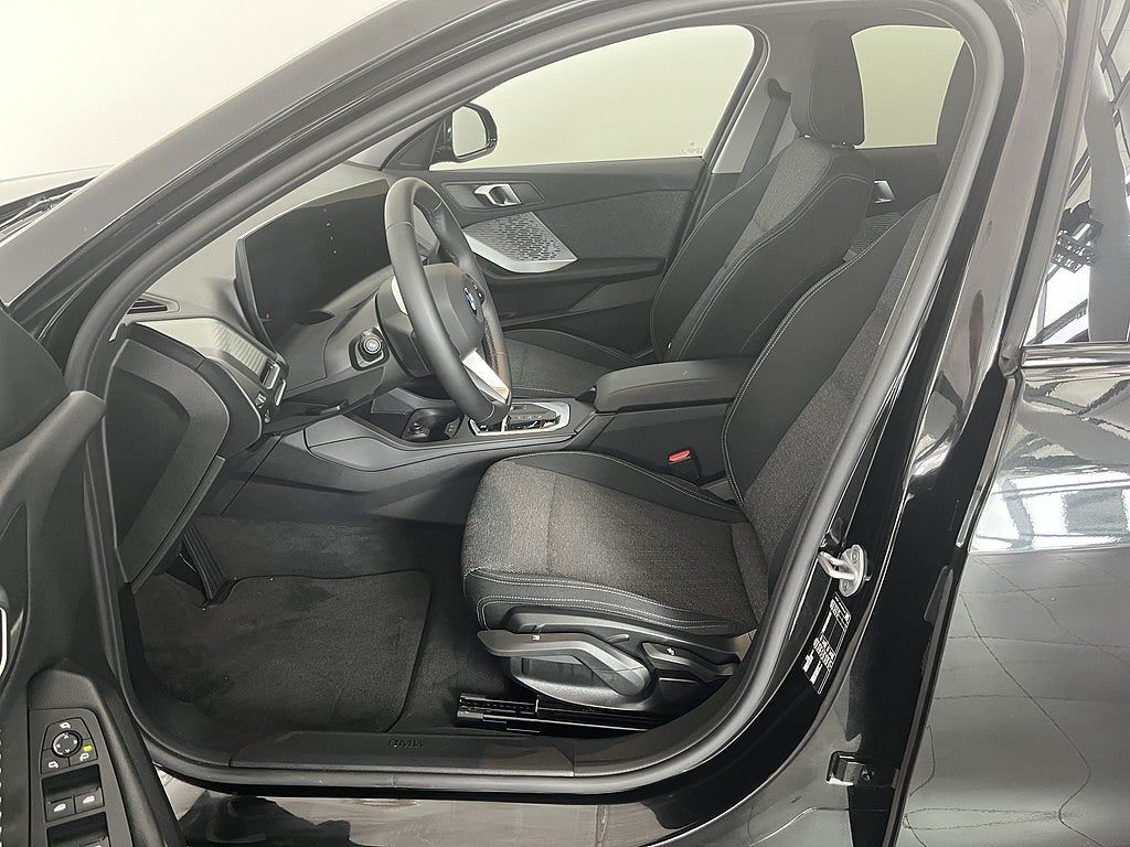 BMW 120 2025, photo 5/10