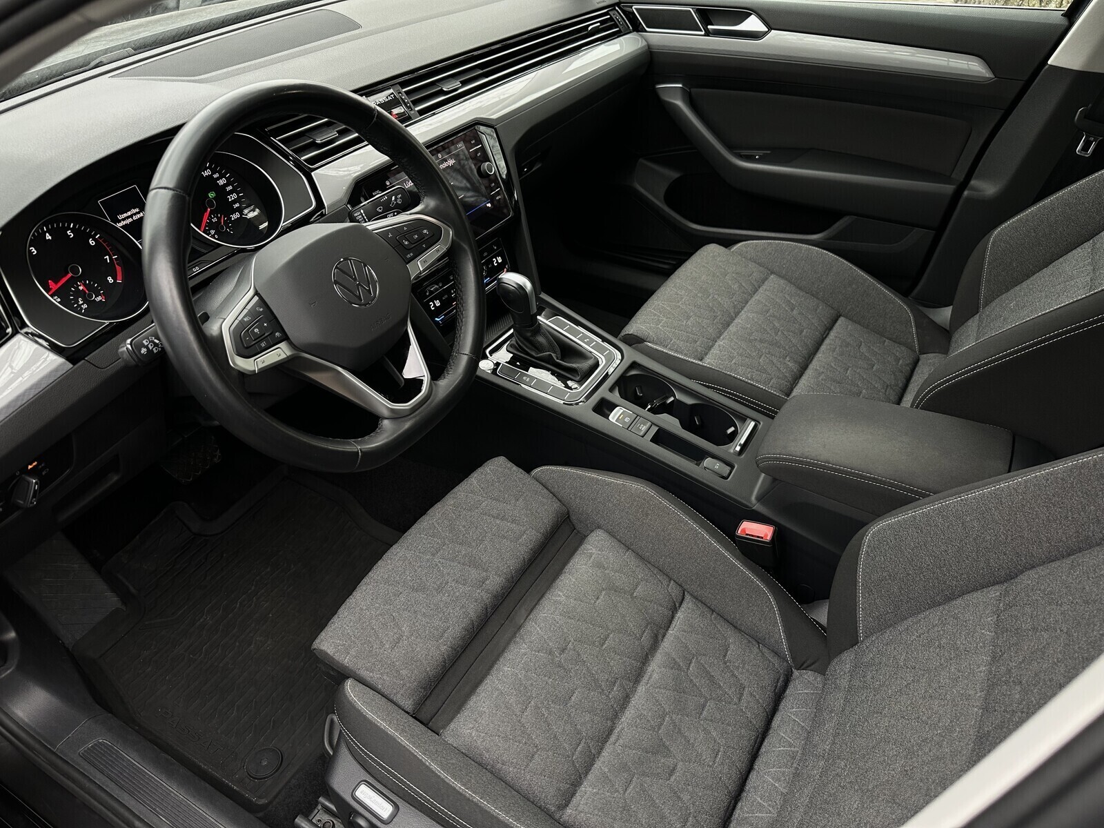 Volkswagen Passat 2023, photo 7/25