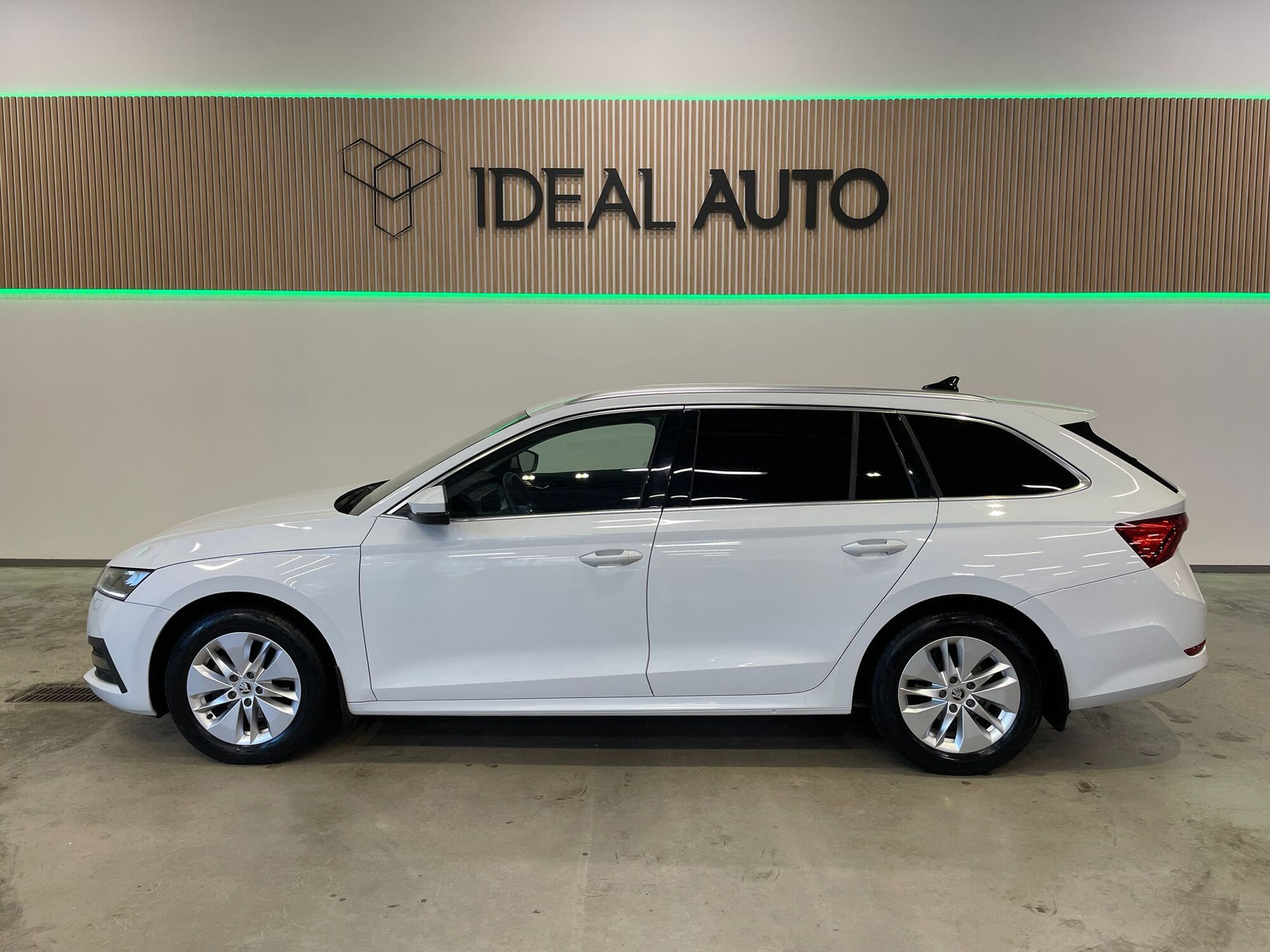 Škoda Octavia 2023, photo 2/19
