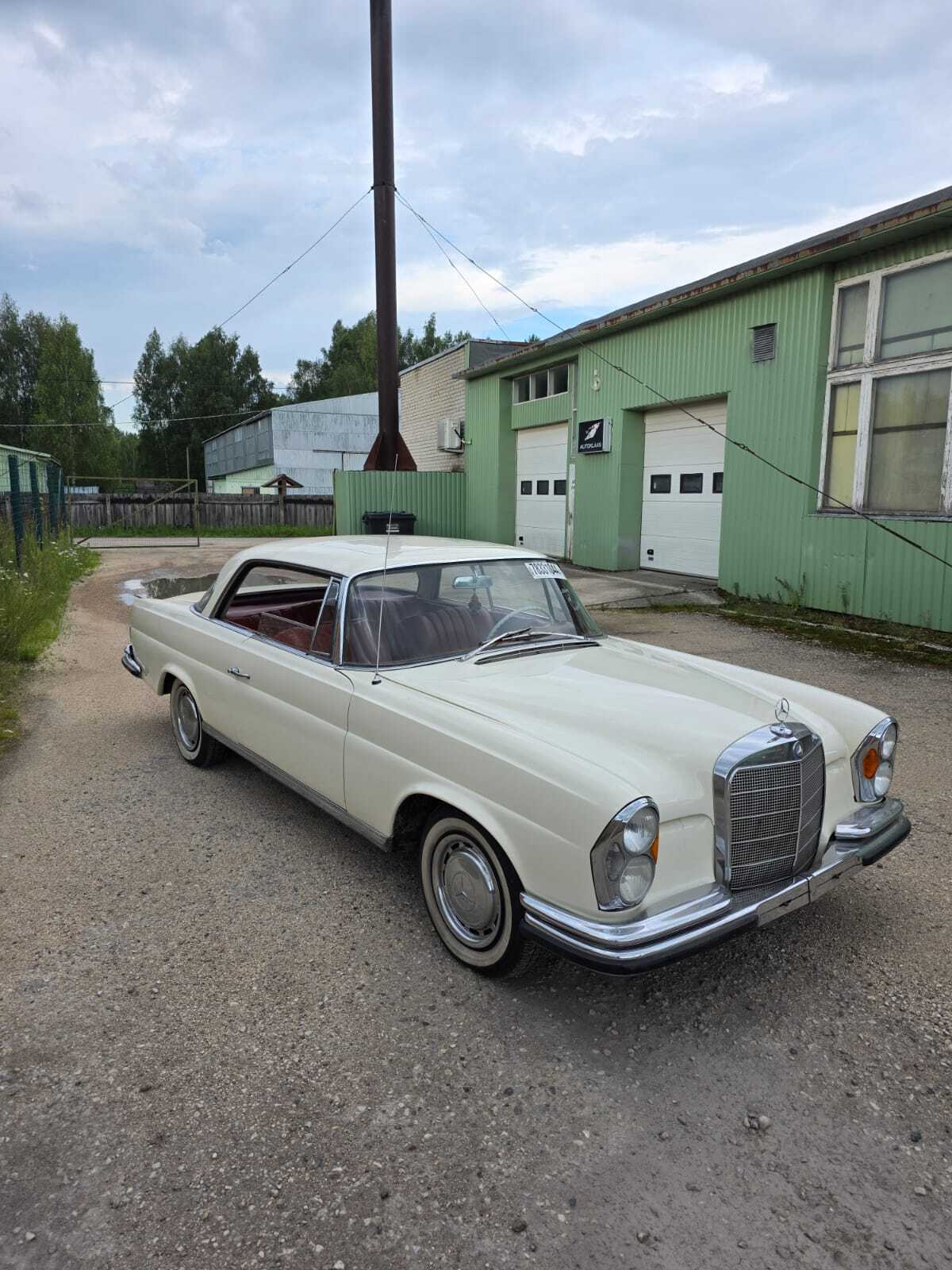 Mercedes-Benz 220