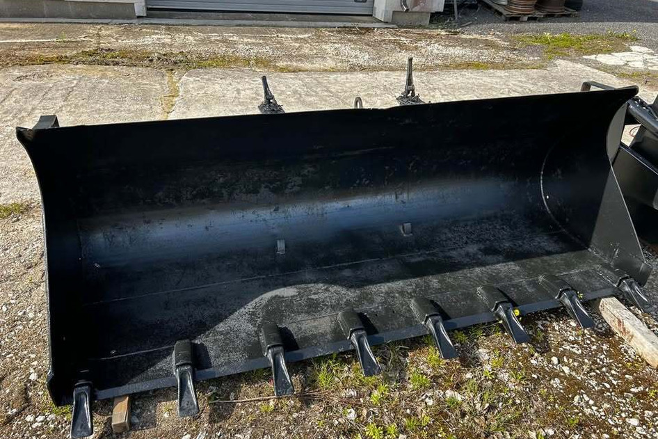 Frontaalkopp kihvadega laadur