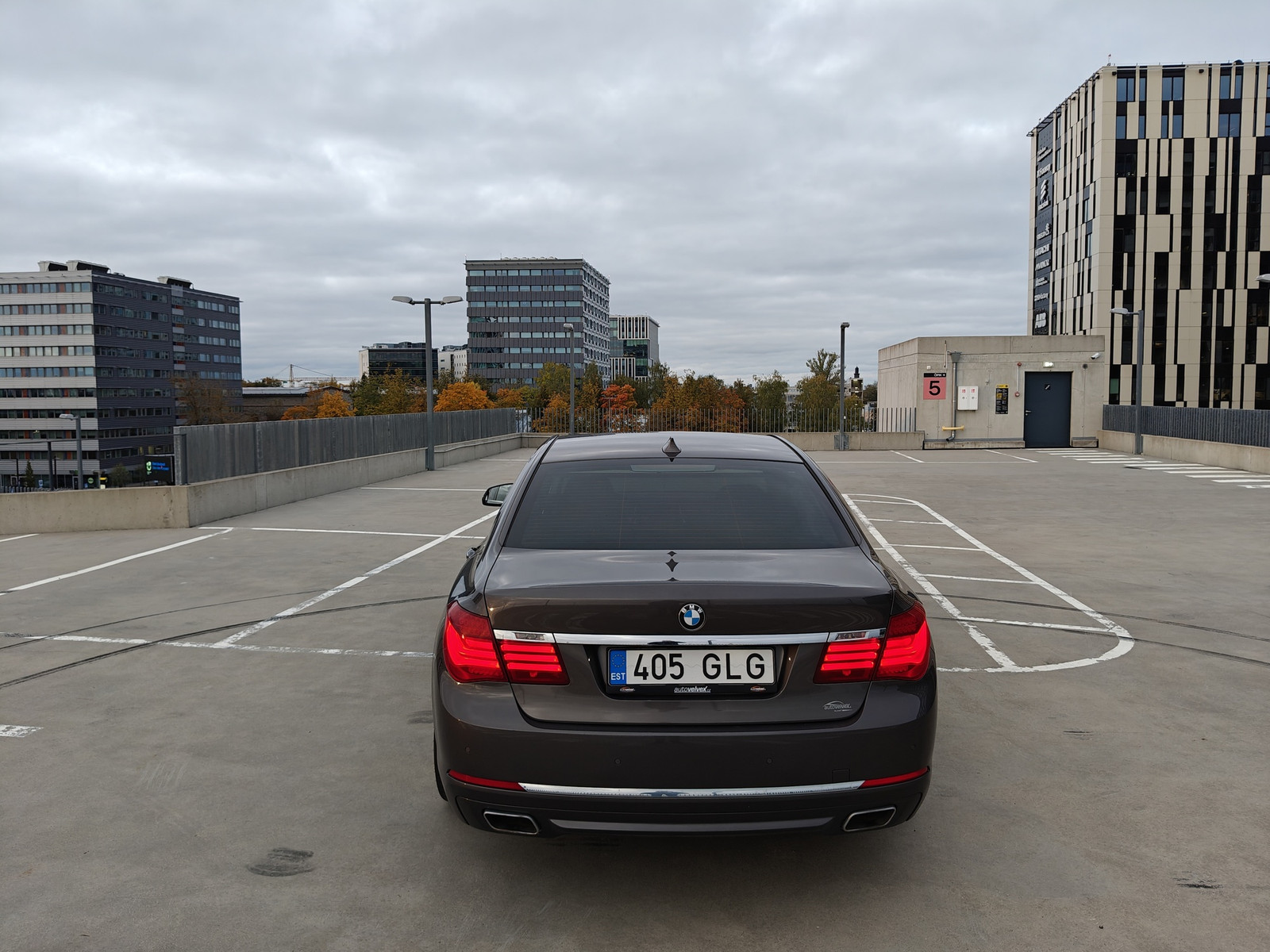BMW 740 2015, photo 6/14