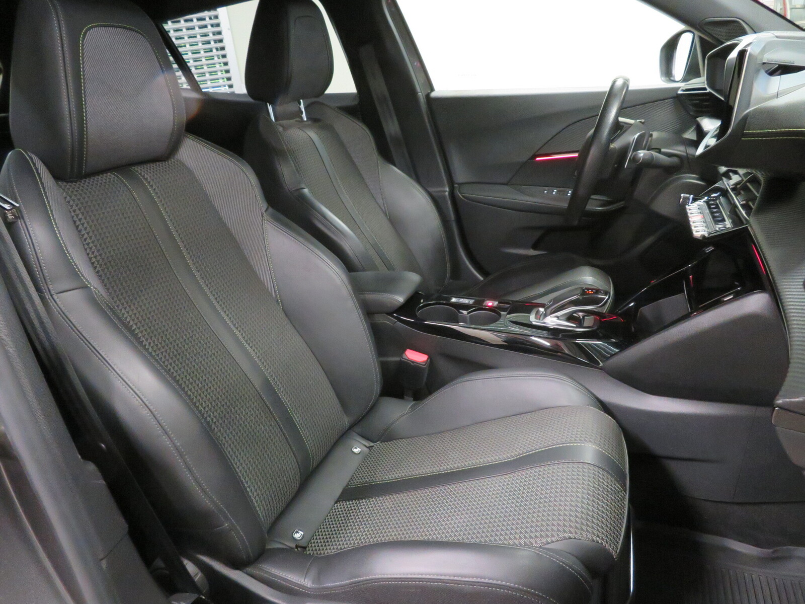 Peugeot 2008 2021, kuva 4/10