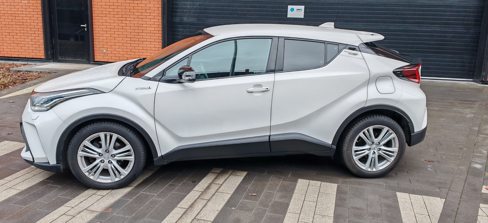 Toyota C-HR 2021, photo 2/13