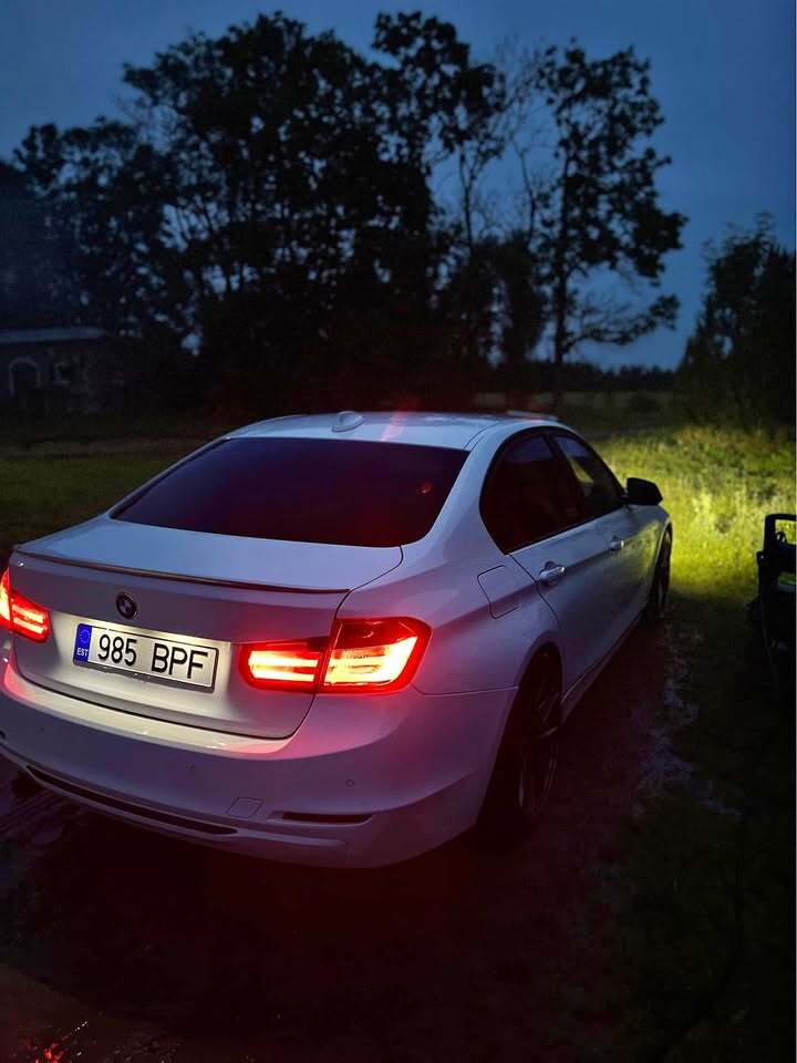 BMW 320 2012, photo 2/3