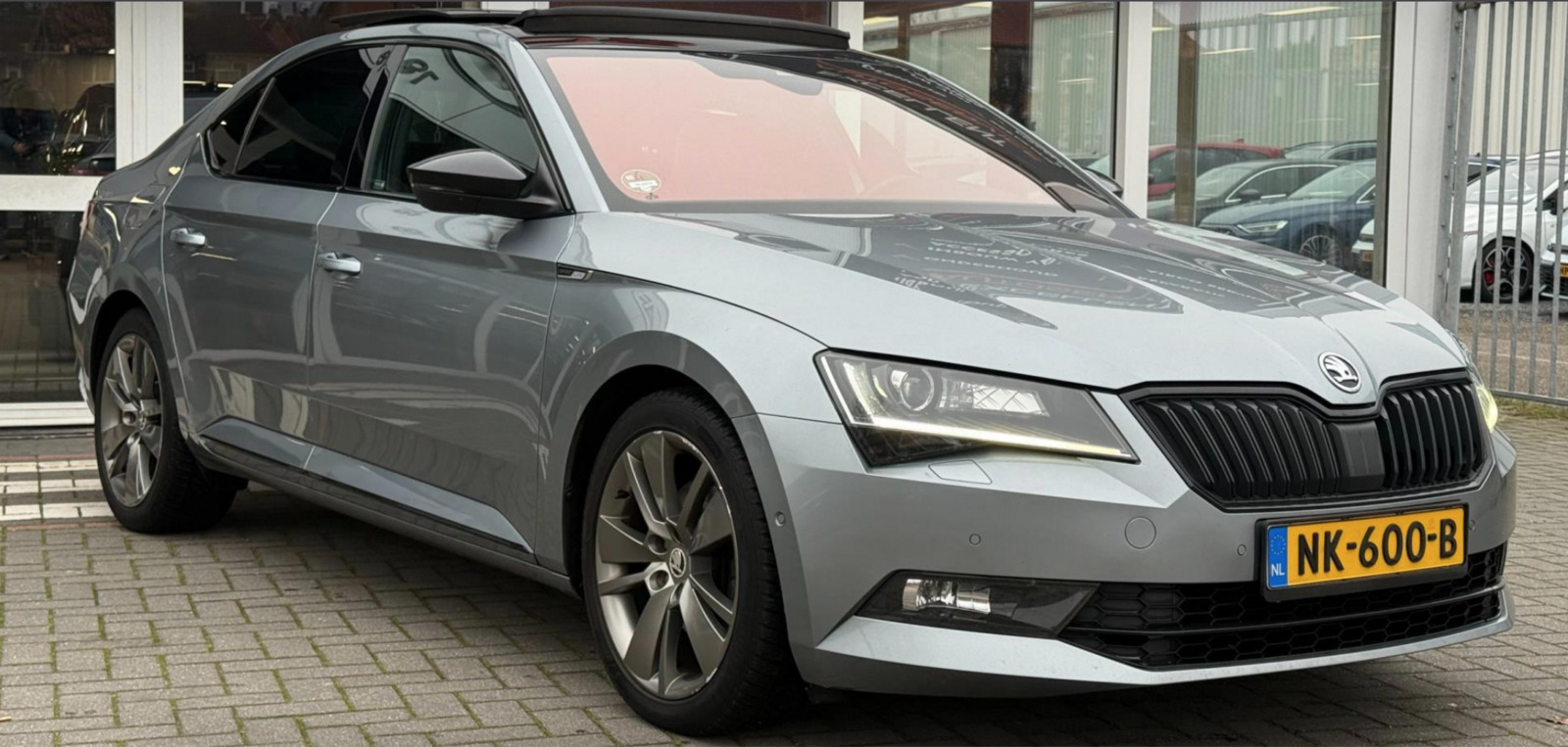Škoda Superb 2017, photo 2/8