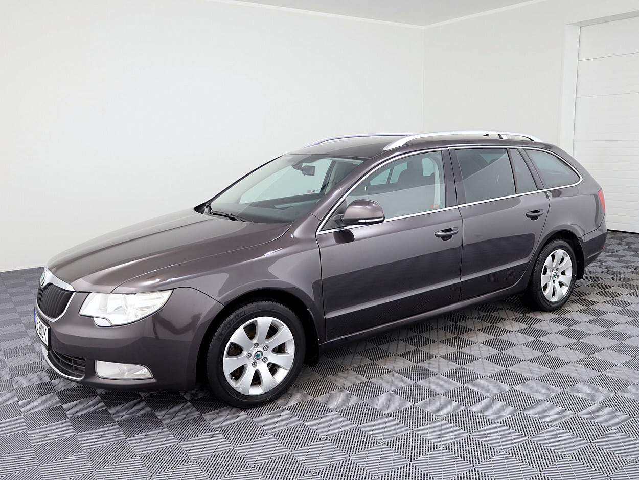 Škoda Superb 2010, photo 2/8