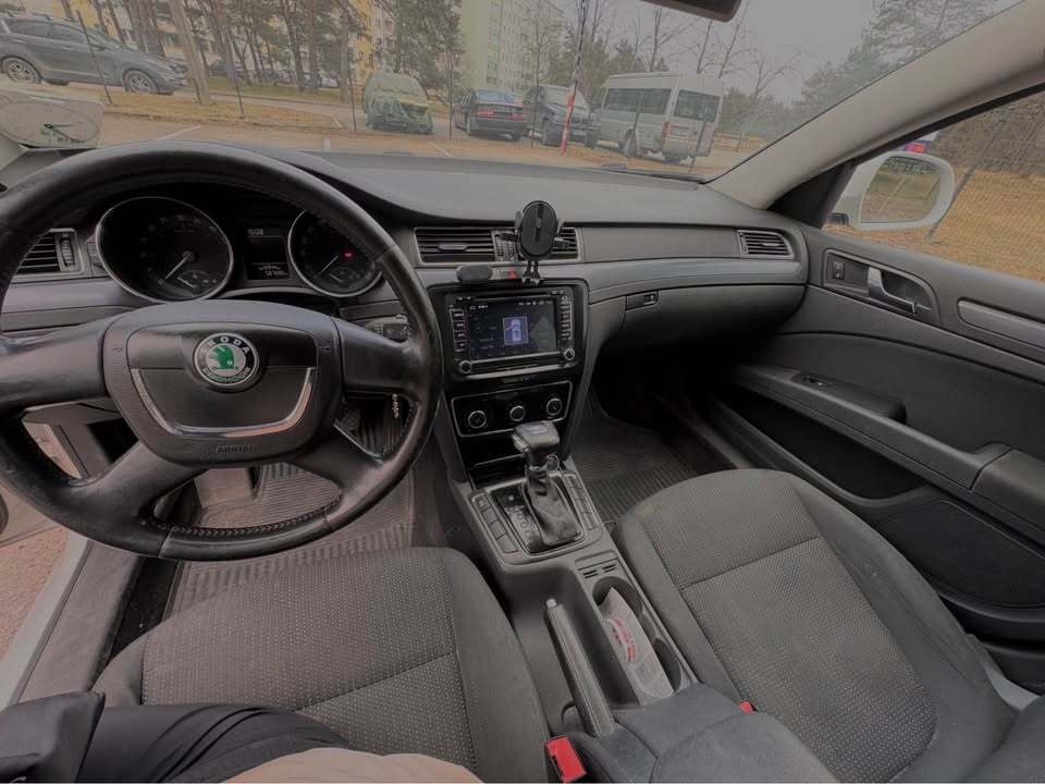 Škoda Superb 2012, photo 7/9