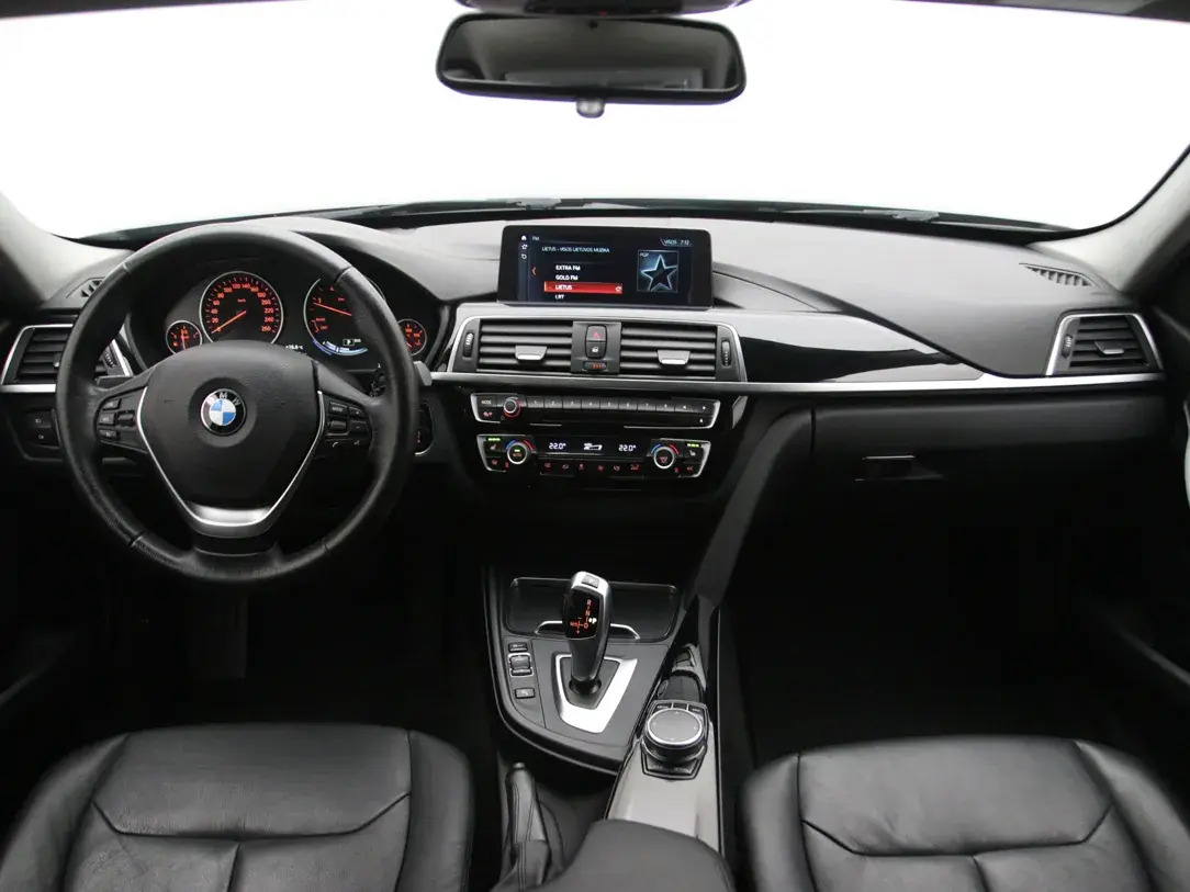 BMW 320 2017, photo 2/10