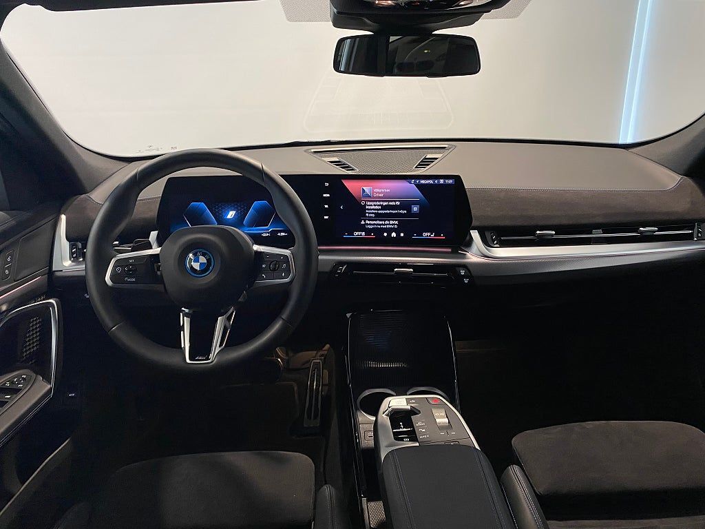BMW iX2 2025, photo 3/21