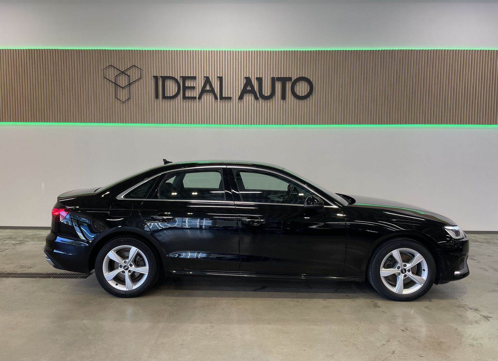 Audi A4 2022, photo 3/22
