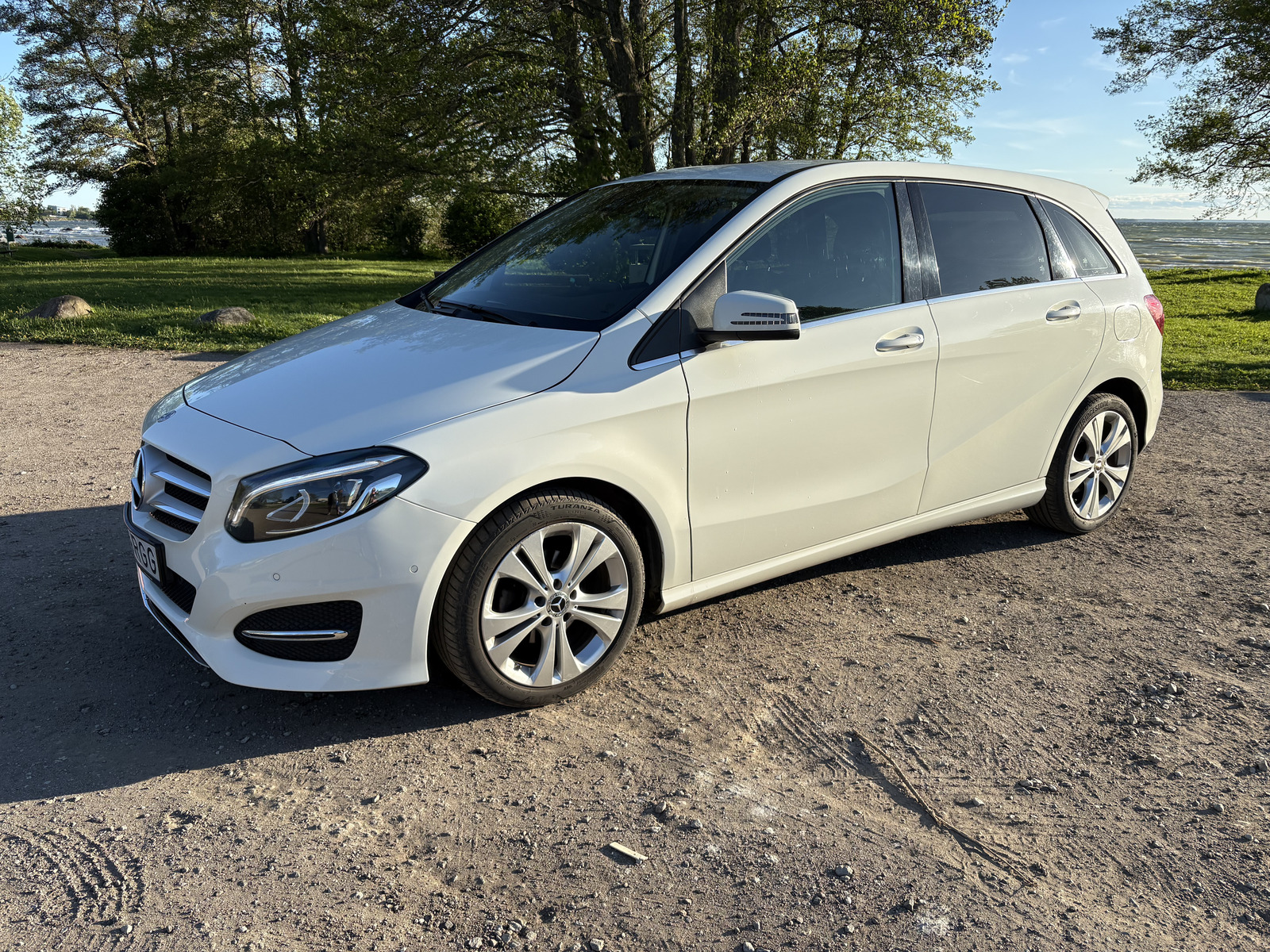 Mercedes-Benz B 180