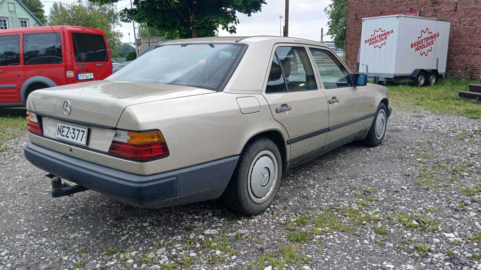 Mercedes-Benz 250 1988, photo 6/18