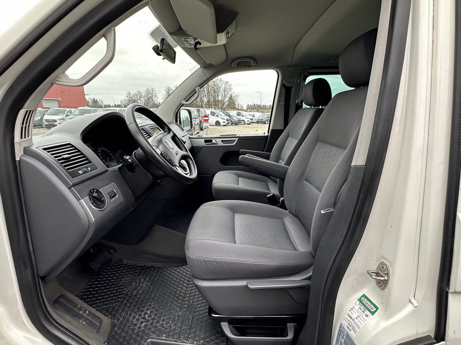 Volkswagen Multivan 2010, photo 7/10