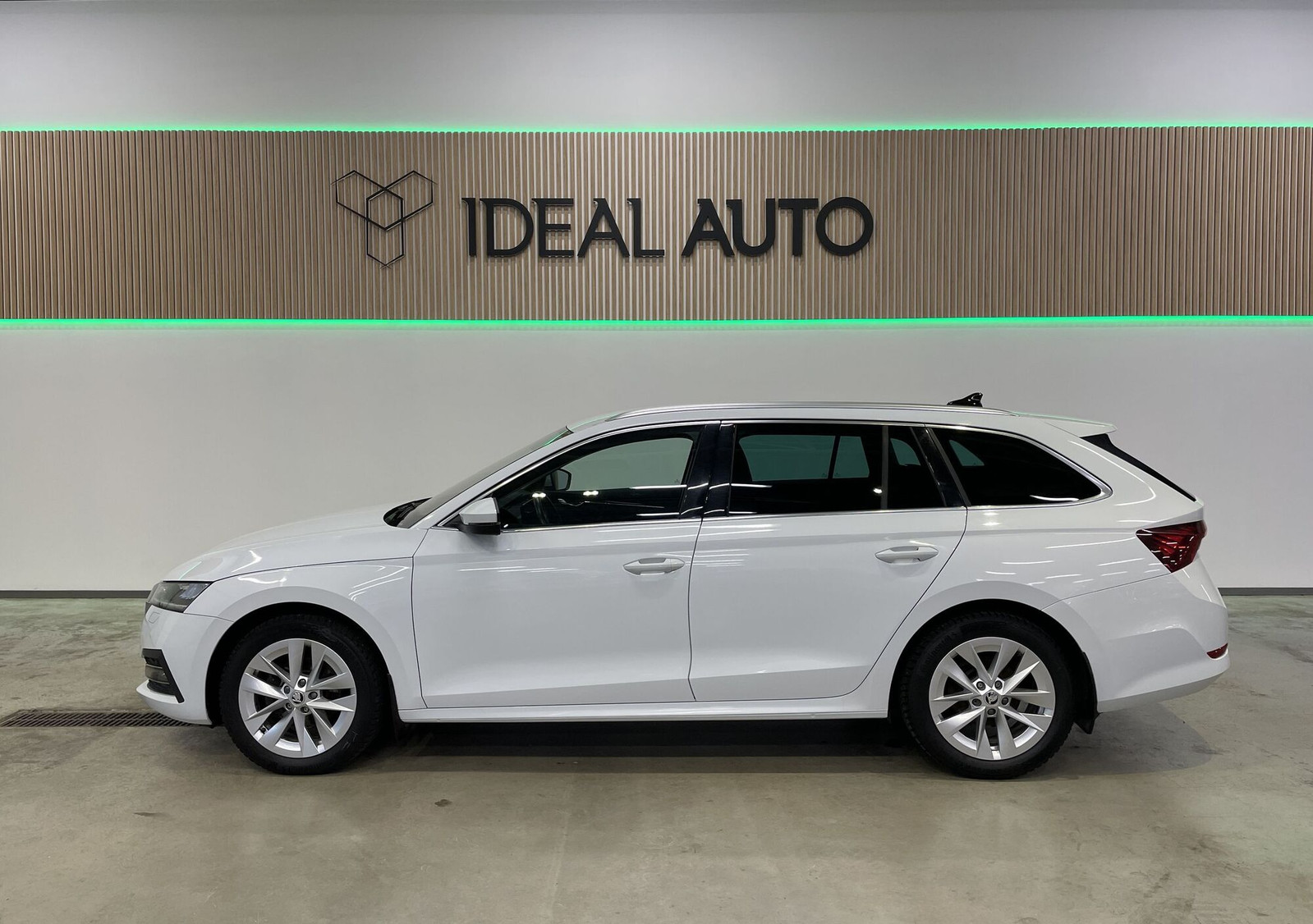 Škoda Octavia 2022, photo 2/20