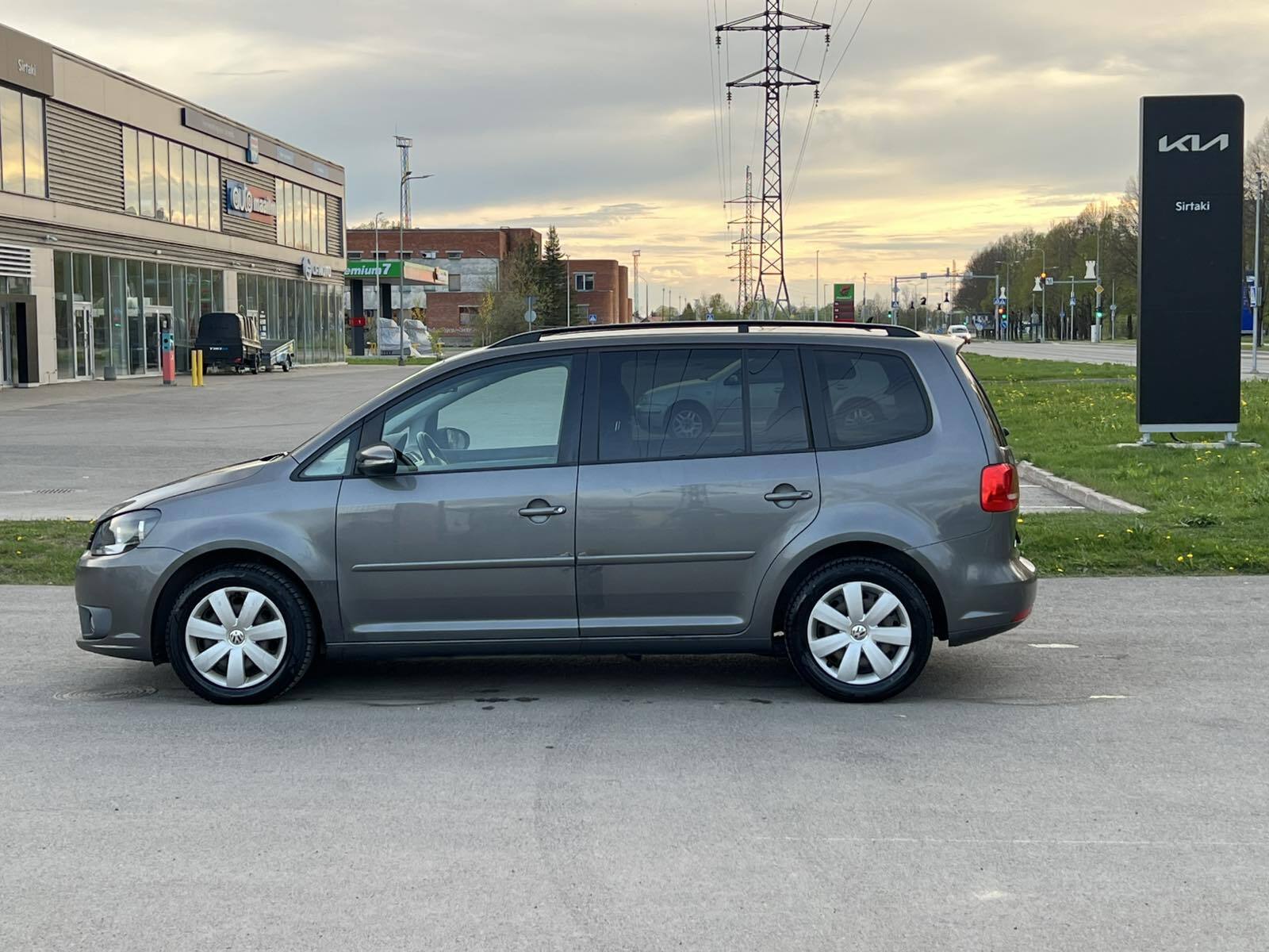 Volkswagen Touran 2011, photo 4/10