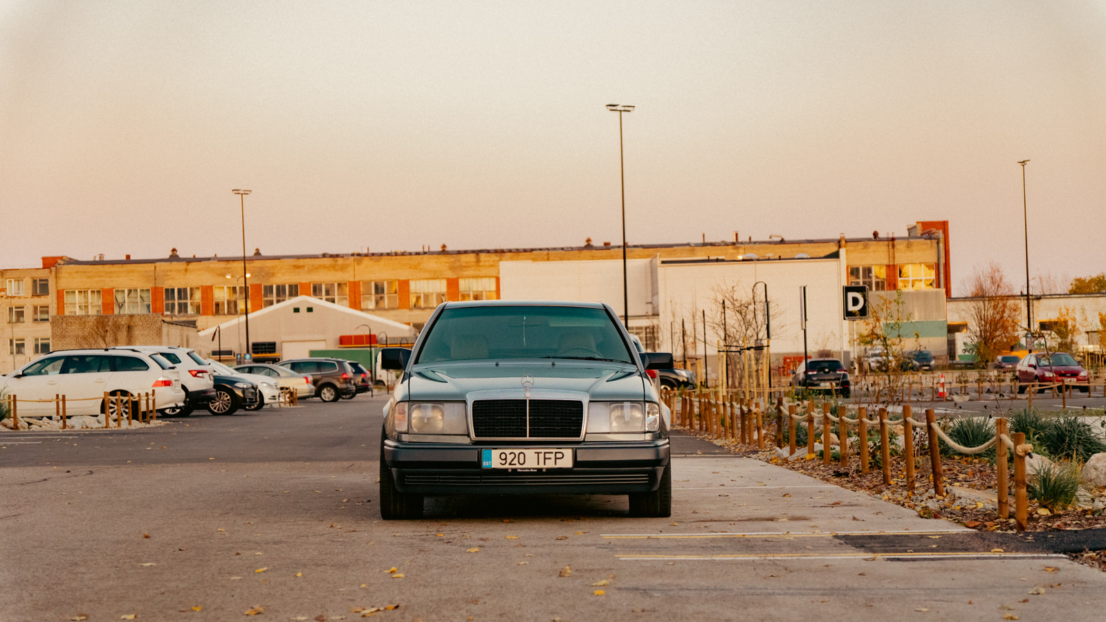 Mercedes-Benz E 1988, kuva 3/10