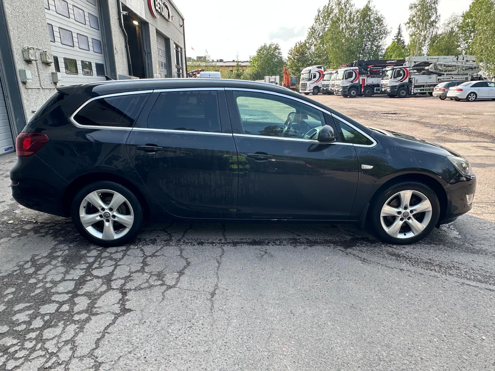 Opel Astra 2011, photo 2/9