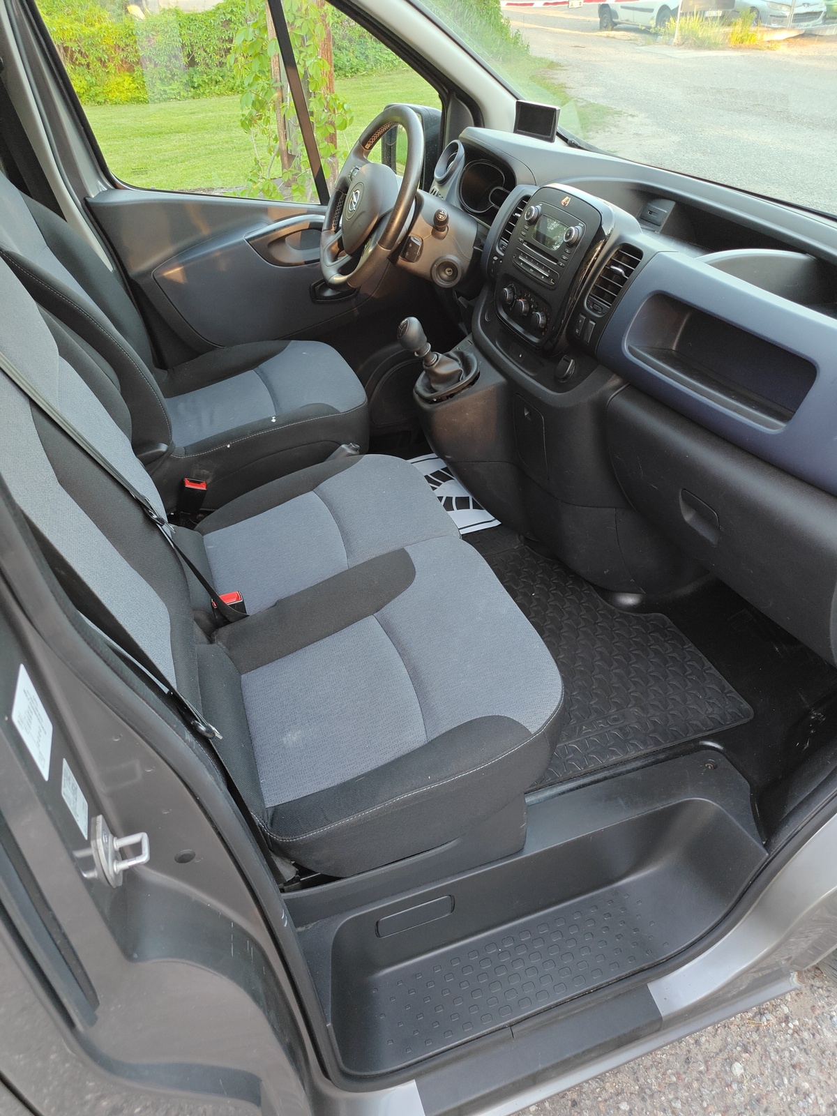 Opel Vivaro L2 biturbo 1.6 R9M D4 107kW 2017, photo 4/8