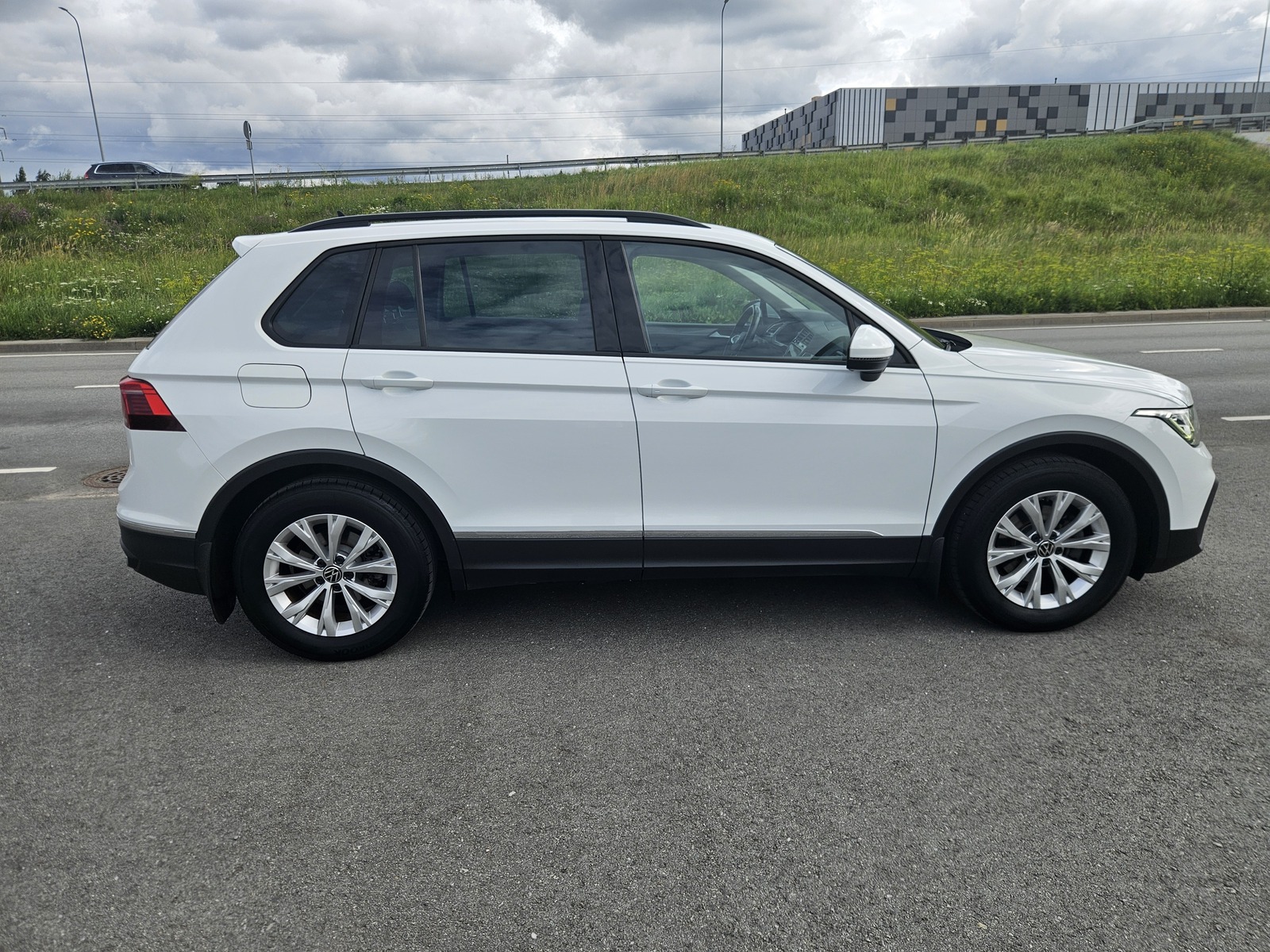 Volkswagen Tiguan 2021, photo 2/13