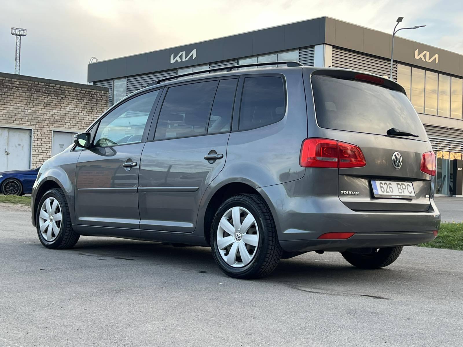 Volkswagen Touran 2011, photo 6/10