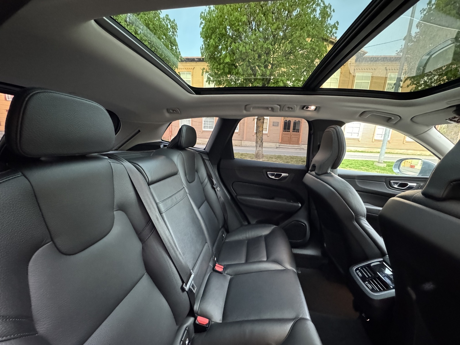 Volvo XC60 2019, photo 2/13