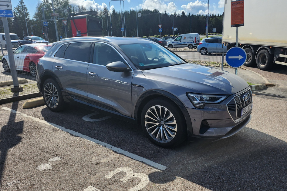 Audi e-tron, 2019, 300 kW, электричество, автомат, полный привод