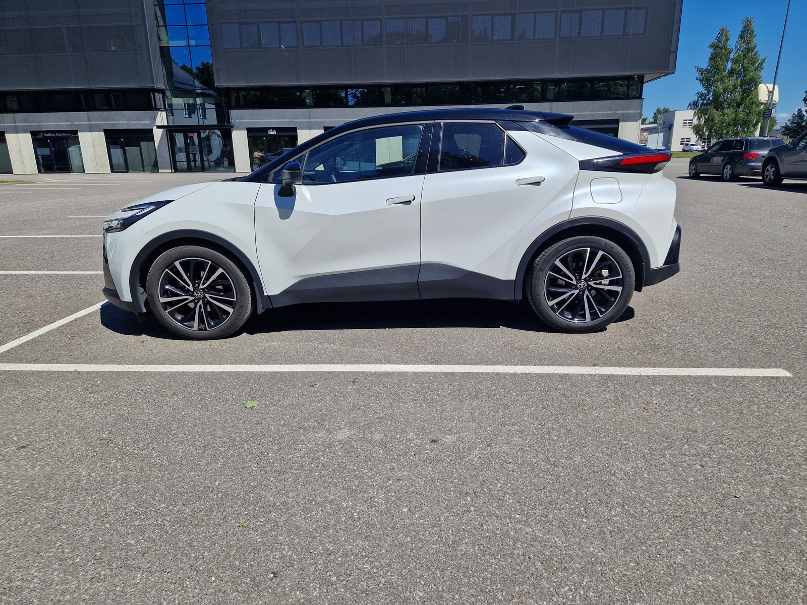 Toyota C-HR 2024, photo 6/10