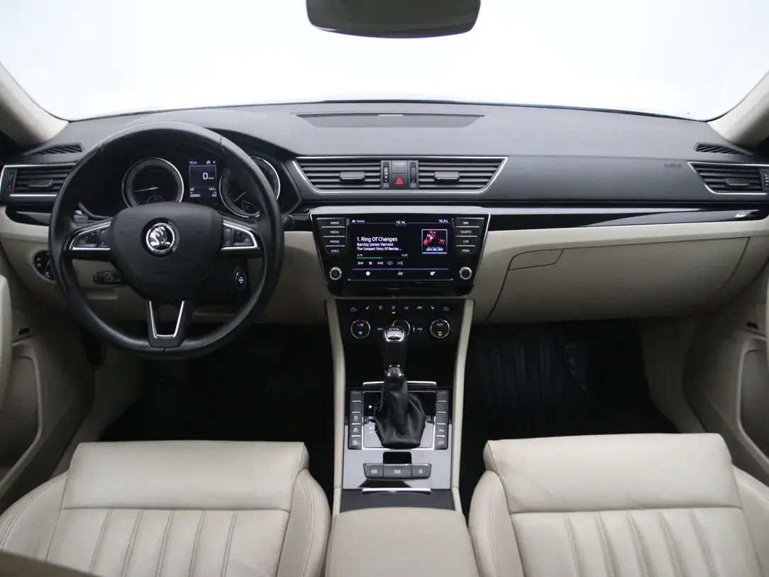 Škoda Superb 2017, photo 2/10