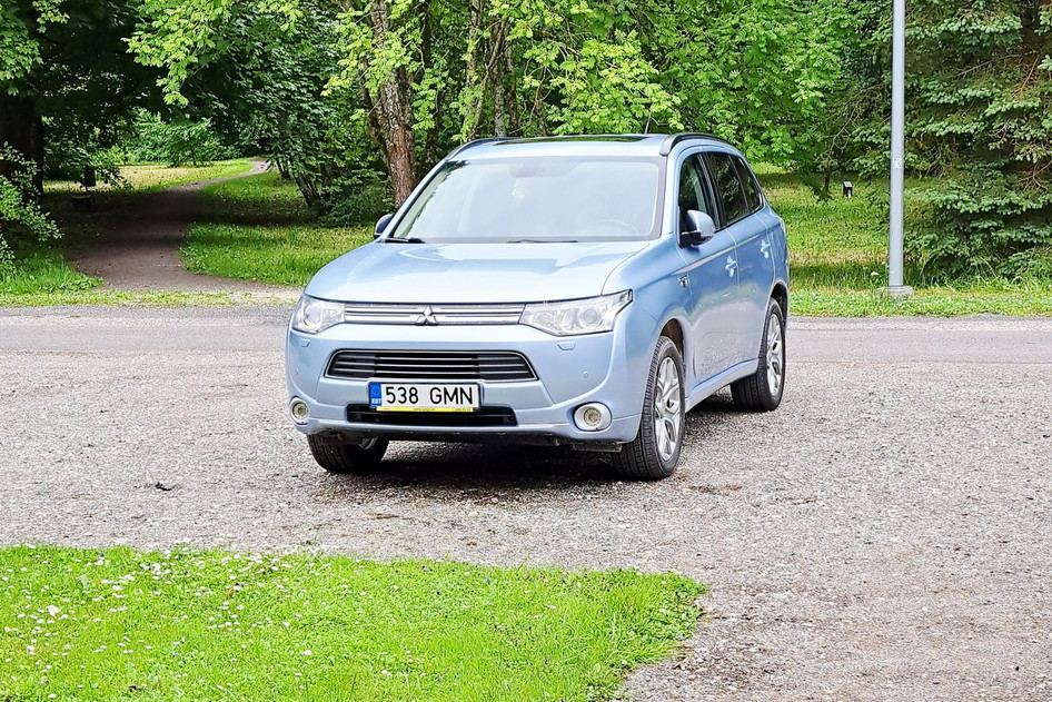 Mitsubishi Outlander, 2013, 2.0, 89 kW, uzlādējams hibrīds (benzīns/elektrība), automātiskā, pilnpiedziņa