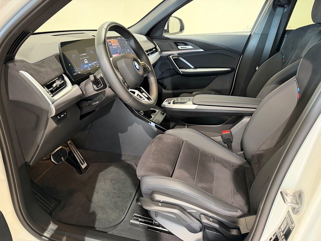 BMW iX2 2025, photo 3/10