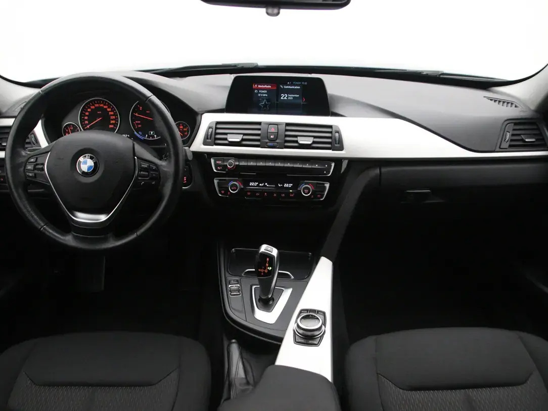 BMW 318 Executive 1.5 100kW 2017, kuva 2/10