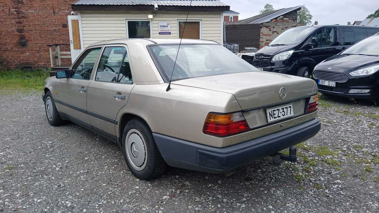 Mercedes-Benz 250 1988, photo 7/18