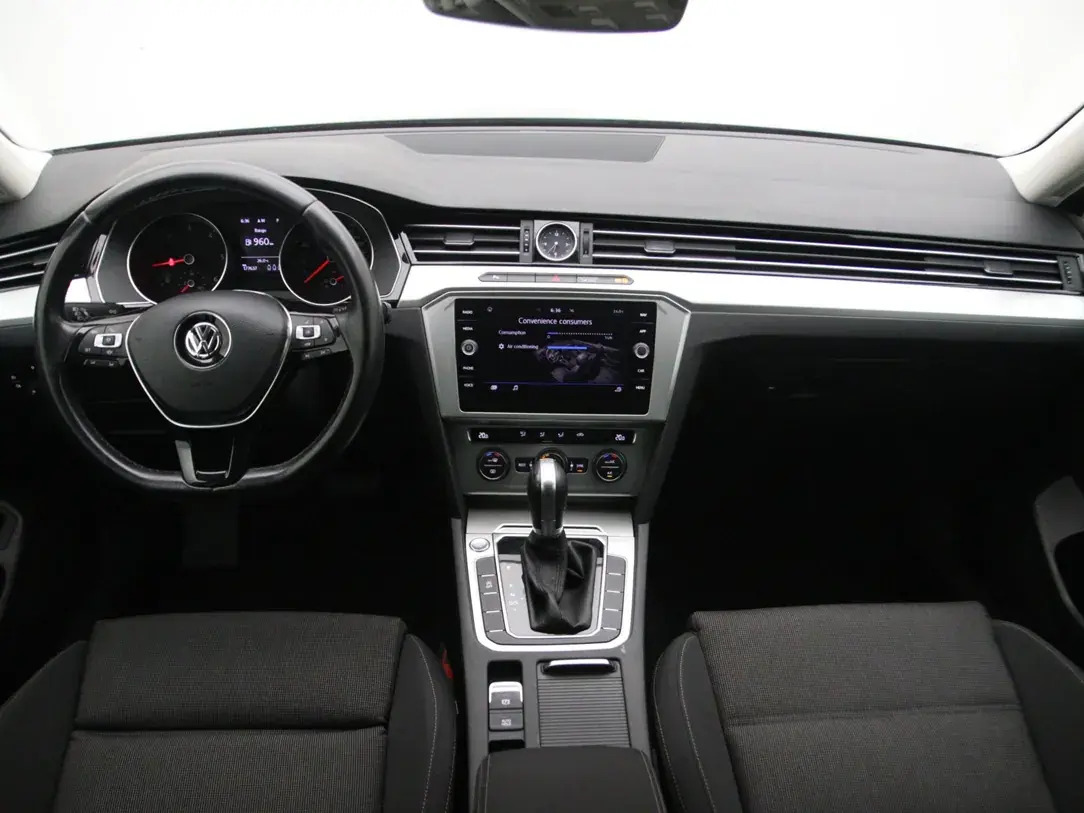 Volkswagen Passat 2019, photo 2/10