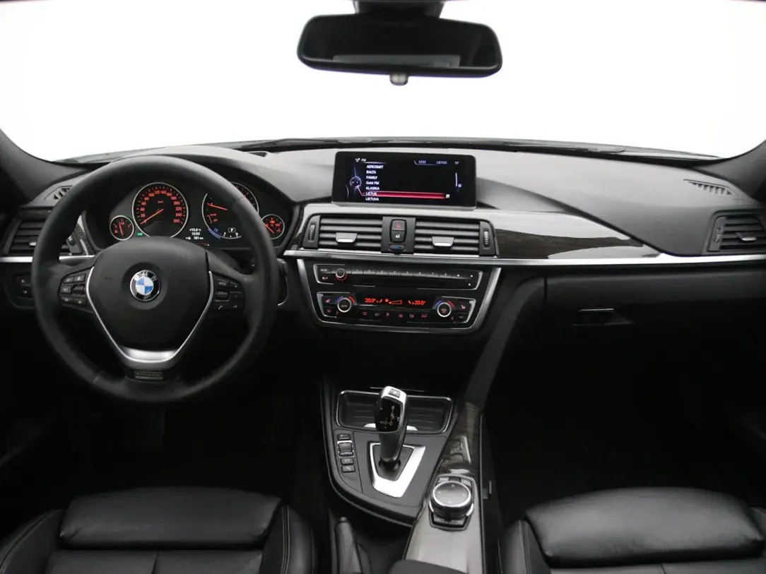 BMW 320 2015, photo 2/35