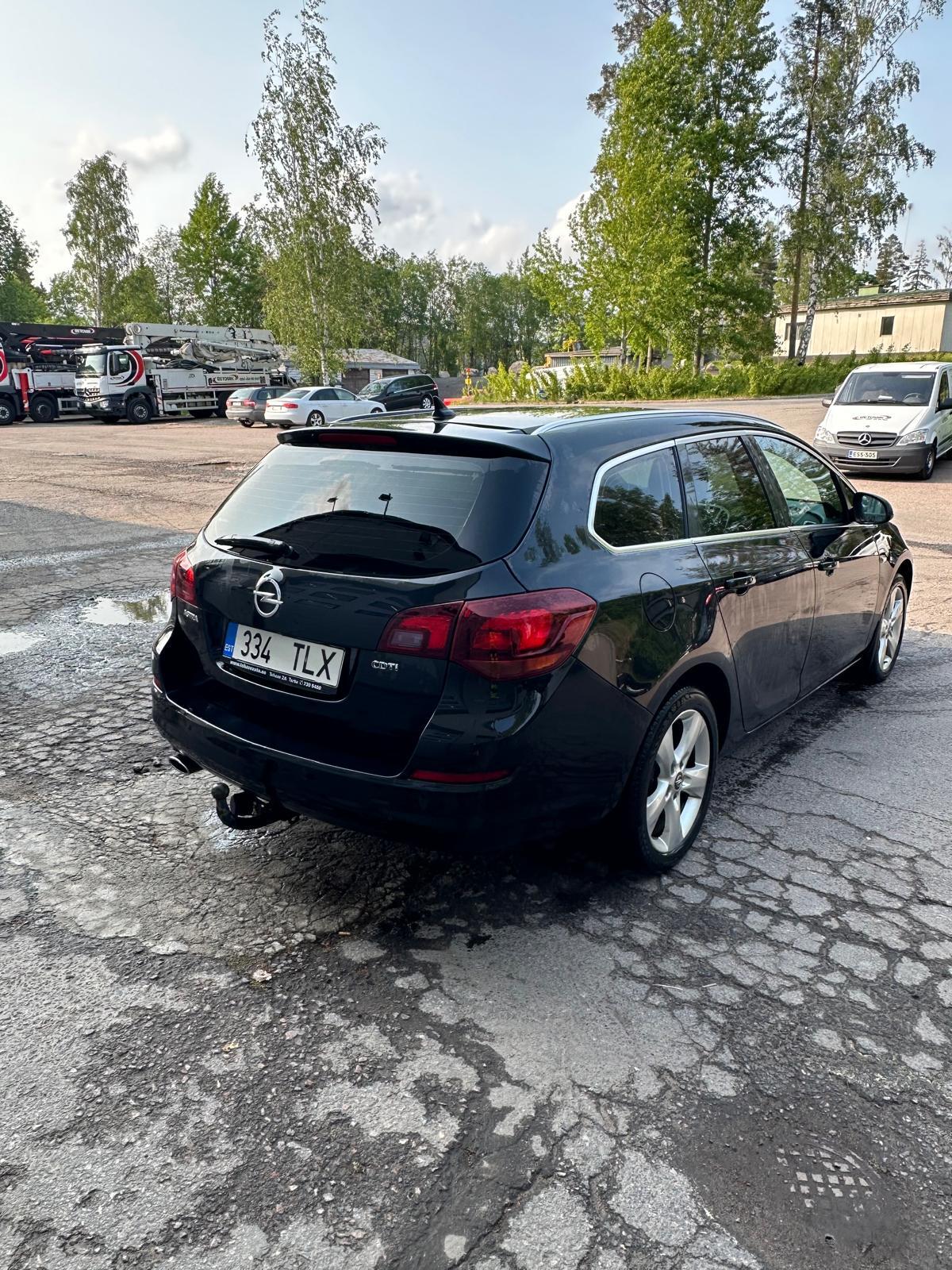 Opel Astra 2011, photo 4/9