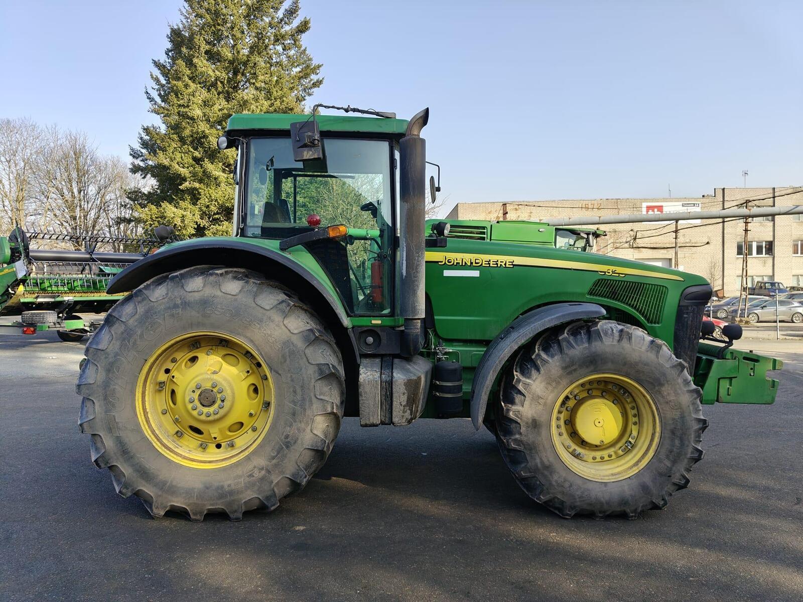 John Deere 8320, photo 2/18