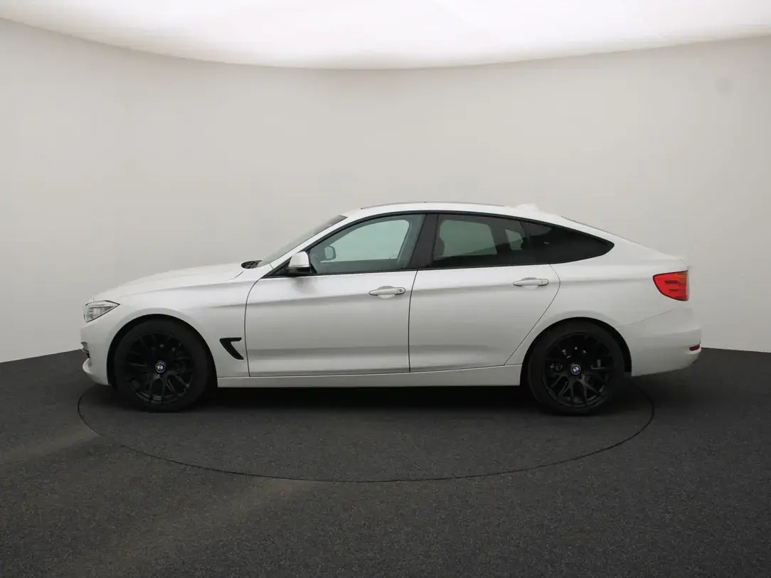 BMW 320 2016, photo 6/35