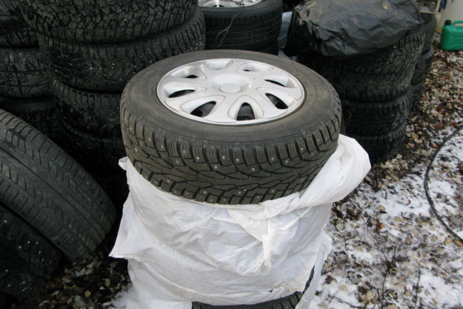 Used alloy wheel+studded tire 195/65R15,