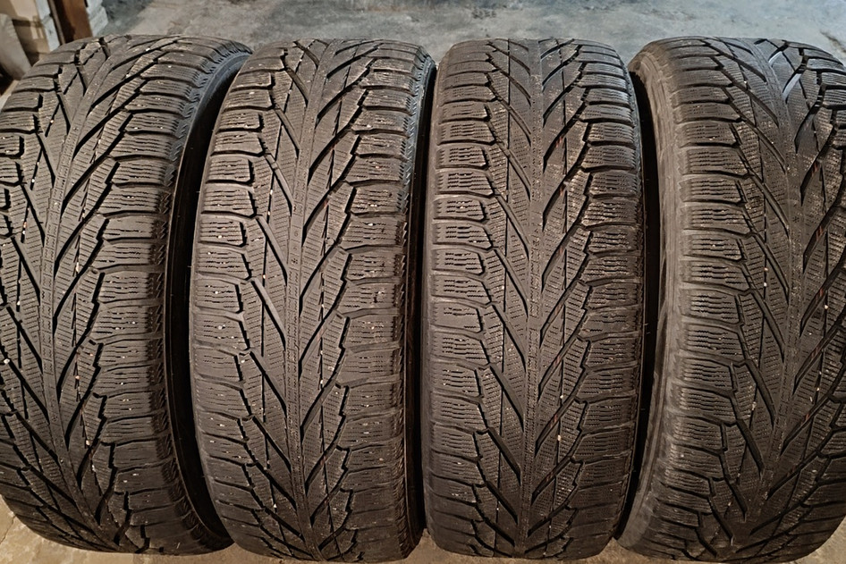 Подержанный нешипованная шина 245/50R20 Nokian Hakkapeliitta R2 SUV