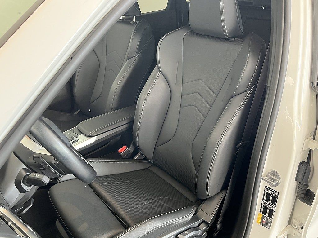 BMW iX1 2023, photo 7/29