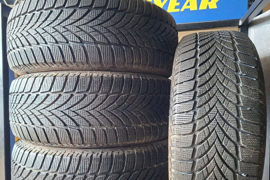 Подержанный нешипованная шина 235/55R18 GoodYear UG Ice2