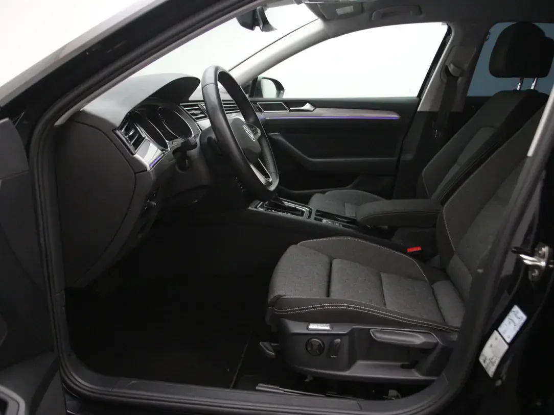 Volkswagen Passat 2023, photo 4/10