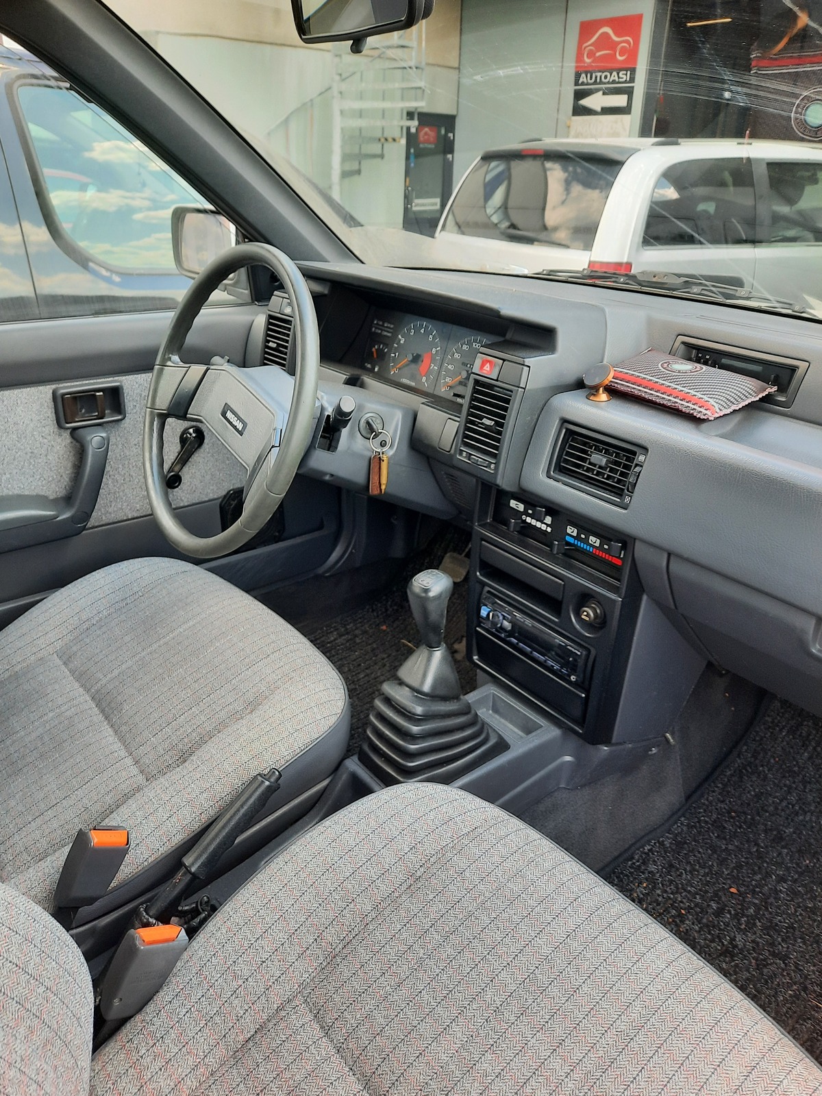 Nissan Sunny 1988, photo 3/3