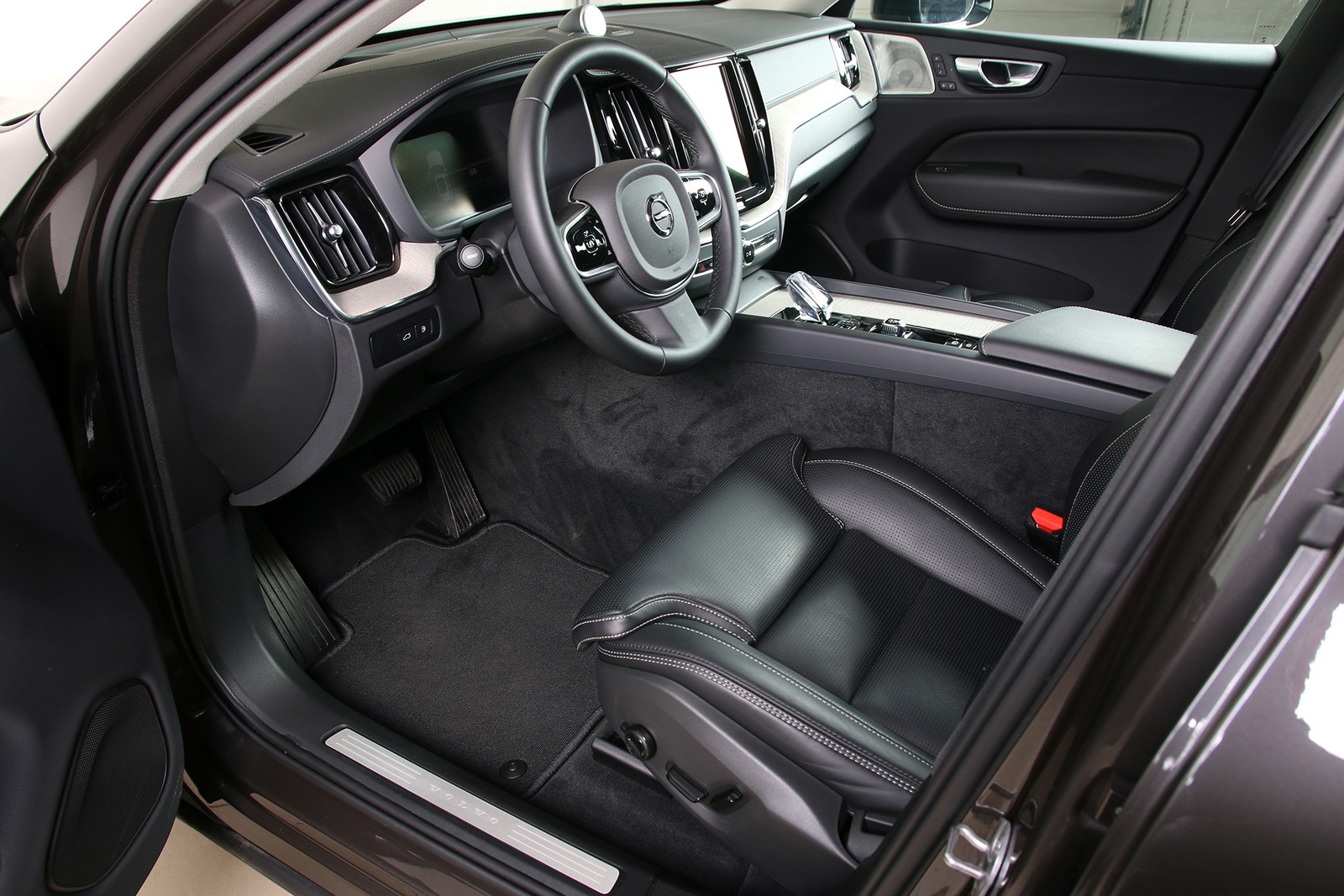 Volvo XC60 2024, photo 6/17